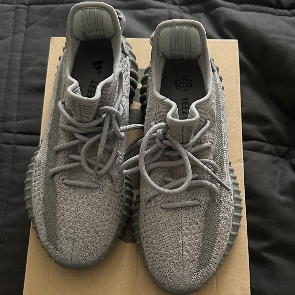 Yeezy Boost 350 V2 Ash Gray Sneakers AUNTHENTIC and still in original packaging
